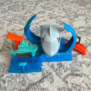 Hot Wheels City Color Changing Robot Shark Playset